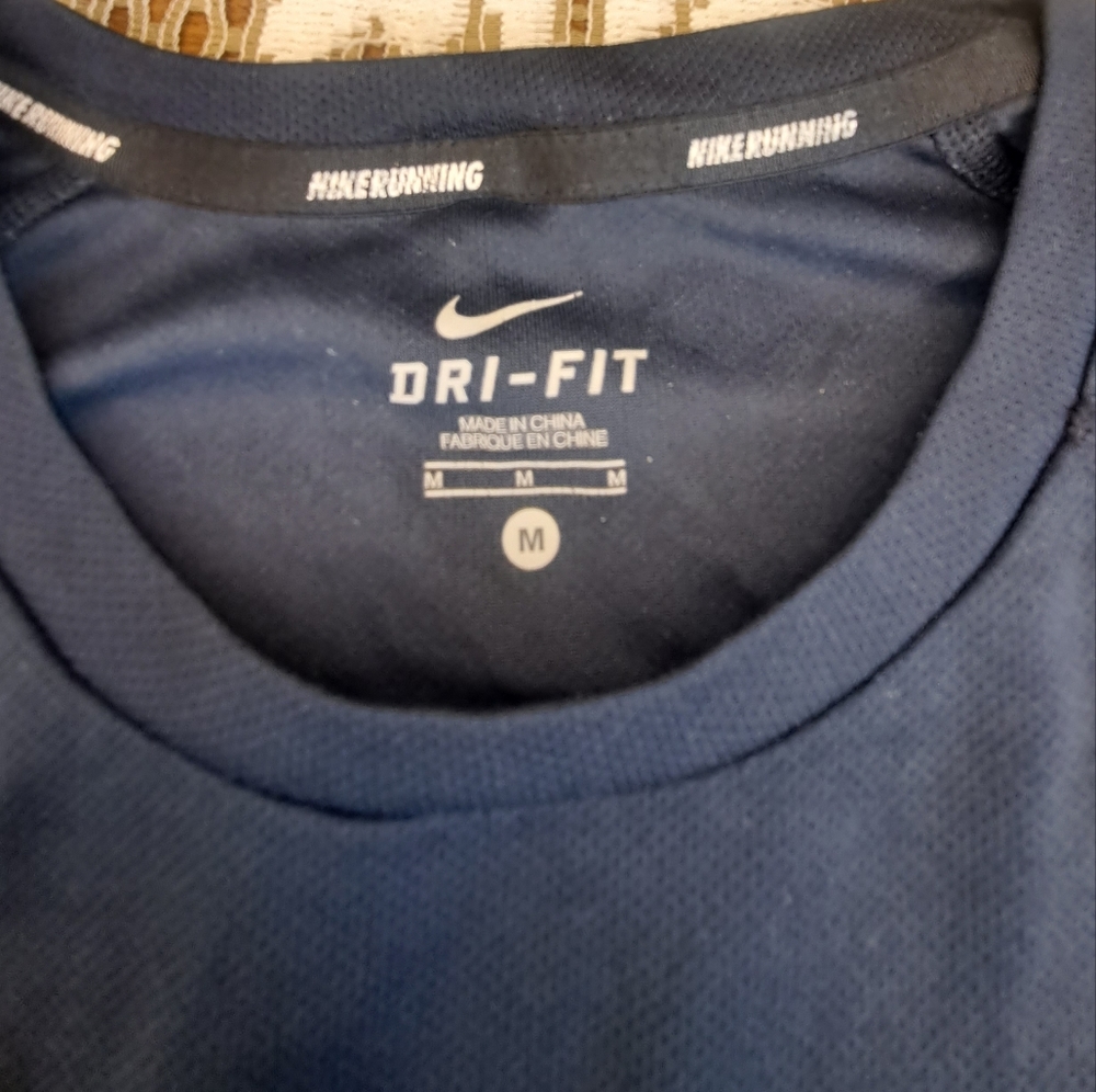 Nike dri fit athletic shirt - Picture 6 of 6